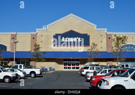 Die Außenseite des Lowe's Home Improvement Store auf einen klaren sonnigen blauen Himmel Tag mit Autos & Lkw auf dem Parkplatz. Massachusetts, USA Stockfoto