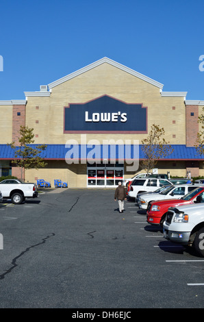 Exterieur der Lowe's Home Improvement Shop mit blauem Himmel. USA Stockfoto