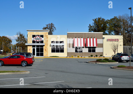 Die Außenseite des TGI Friday's Restaurant. Massachusetts, USA Stockfoto