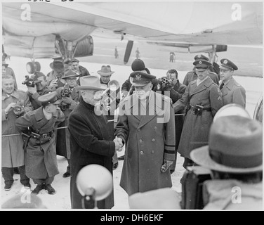 Präsident Harry S. Truman schüttelt General Dwight D. Eisenhower am Washington National Airport die Hand. Dieser historische Moment fängt die Kameradschaft zwischen dem US-Präsidenten und dem zukünftigen Präsidenten Eisenhower ein und ist ein wichtiger Moment in der amerikanischen Nachkriegspolitik. Stockfoto