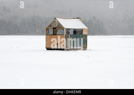 Eine große grüne Eis Angeln Hütte in einem Schneesturm. Stockfoto
