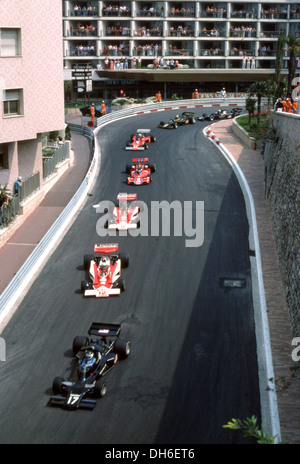 Jean Pierre Jarier in den Schatten-Cosworth DN5B gefolgt von Jochen Mass in der McLaren-Cosworth M23. Monaco GP, 30. Mai 1976. Stockfoto