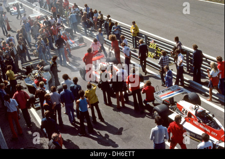 John Watson in die Penske, gefolgt von McLaren M23 und Jean-Pierre Verpflichtung in den Schatten-Cosworth DN5B, niederländische Allgemeinmediziner, 29. August 1976. Stockfoto