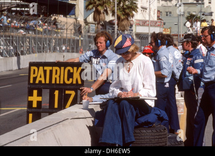 Signalisierung von Patrick Depailler im Tyrrell-Cosworth 007, beendete 3. US GP West, Long Beach, Kalifornien, USA 28. März 1976. Stockfoto