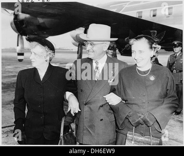 Foto von Präsident Truman mit Frau Truman und ihrer Tochter, Margaret, in Washington National Airport vor dem... 200246 Stockfoto