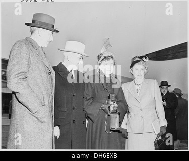 Fotografieren von Präsident Truman mit Außenminister Dean Acheson, die erste Dame und Margaret Truman, auf der... 200130 Stockfoto