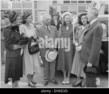 Fotografieren von Präsident Truman mit Außenminister Dean Acheson und Mitglieder seiner Familie am Flughafen in... 200116 Stockfoto