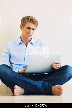 Professionelle, schöner Jüngling arbeiten auf Laptop-Computer Stockfoto
