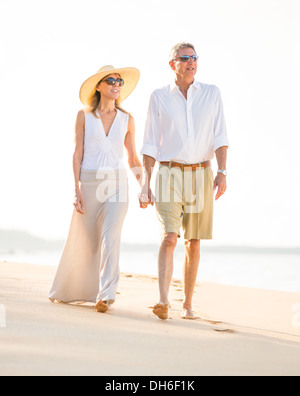 Gerne älteres Paar am Strand. Ruhestand Luxus Tropical Resort Stockfoto