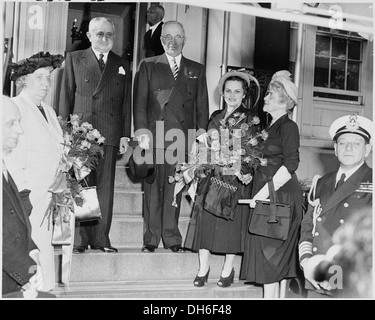 Ein historisches Foto von Präsident Harry S. Truman und Mrs. Truman mit dem brasilianischen Präsidenten Eurico Dutra und anderen Würdenträgern während einer formellen Veranstaltung, in dem die diplomatischen Beziehungen hervorgehoben werden. Stockfoto