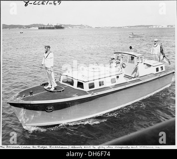 Dieses Foto zeigt Präsident Harry S. Truman während seiner Urlaubsreise nach Bermuda, wo er von dem Gouverneur von Bermuda, Sir, zu einem diplomatischen Besuch begleitet wurde. Das Bild zeigt die persönlichen und politischen Verbindungen während dieser Zeit. Stockfoto