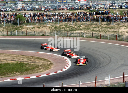 Niki Lauda im Ferrari No1 312T2 führenden James Hunt und Jochen Mass in die McLaren. GP von Spanien in Jarama, Spanien 2. Mai 1976. Stockfoto