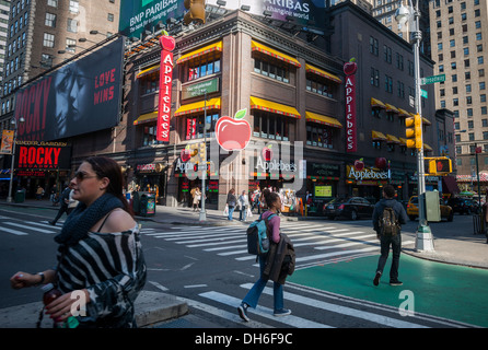 Ein Times Square Zweig der Restaurantkette Applebees auf Freitag, 1. November 2013. (© Richard B. Levine) Stockfoto