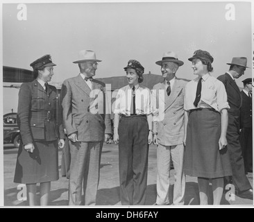 Präsident Truman (zweiter von links) und Außenminister James Byrnes mit drei Mitgliedern des Frauen Hilfs... 198711 Stockfoto