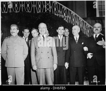 Präsident Truman und Josef Stalin auf der Wiese außerhalb der Sowjetunion Premierminister Stalins Residenz während der... 198678 Stockfoto