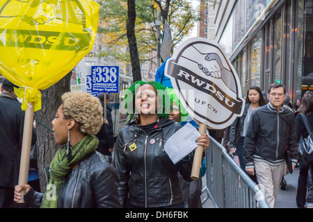 Protest vor Dylan's Candy Bar im Stadtteil Upper East Side von New York Stockfoto