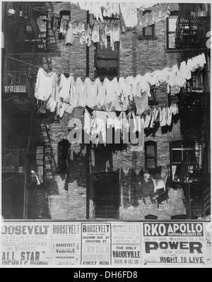 In diesem historischen Bild aus dem Jahr 1935 hängen Wäschereireihen vor einem Wohngebäude in New York City, die das tägliche Leben und die Lebensbedingungen der Arbeiterklasse der damaligen Zeit zeigen. Stockfoto
