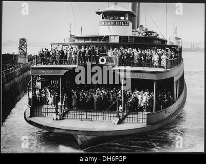 Die Fähre Dongan Hügel voller Pendler zu docken an einem New York City Pier, ca. 1945 541821 Stockfoto