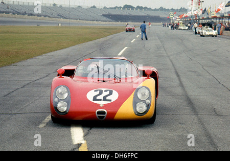 Alfa Romeo T33-2 angetrieben von Mario Casoni Giampiero Biscaldi-Teodoro Zeccoli am Daytona International Speedway, Florida, USA 1968. Stockfoto