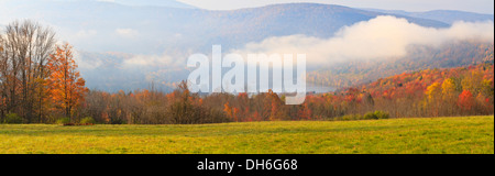 Nebligen Herbst Morgen Panorama auf dem Pepacton-Stausee in den Catskills Mountains von New York Stockfoto