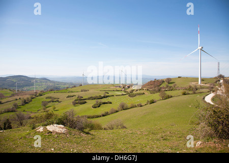 Windkraftanlagen, Montepo Burg, Scansano, Provinz Grosseto, Maremma, Toskana, Italien, Europa Stockfoto