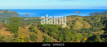 Blick auf Playa del Coco und Ocotal auf dem Pazifik von den Höhen auf Cerro Ceiba in Guanacaste, Costa Rica Stockfoto