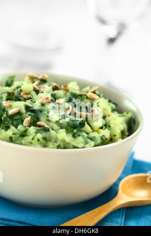 Kartoffelpüree mit frischen Kräutern und gerösteten Sonnenblumenkernen in Schüssel weiß Stockfoto