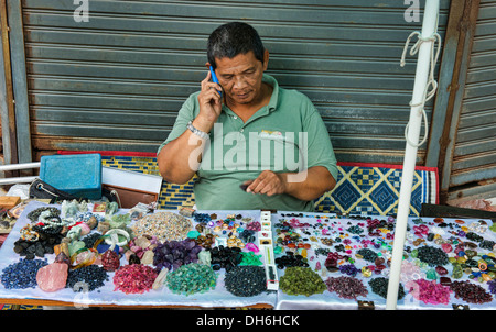 Juwel-Verkäufer am Wochenende Edelsteine Markt in Chanthaburi, Thailand Stockfoto