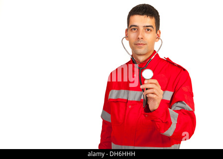 Sanitäter Mann zeigt Stethoskop isoliert auf weißem Hintergrund Stockfoto