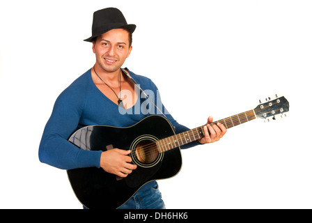 Cooler Typ mit Hut Gitarre isoliert auf weißem Hintergrund Stockfoto