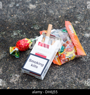 Paket von 10 Zigaretten mit Süßigkeiten Stockfoto