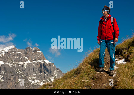 Wanderer auf einem Wanderweg in den Glarner Alpen in der Nähe von Urnerboden, Schweizer Alpen, Cantone der Kanton Uri, Schweiz Stockfoto