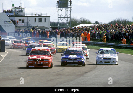Gabriele Tarquini in einen Alfa Romeo 155T führt in die erste Kurve zu Beginn, Thruxton, England 1994. Stockfoto