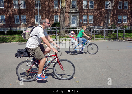 Fahrradfahren auf Governors Island Skyline pier Stockfoto