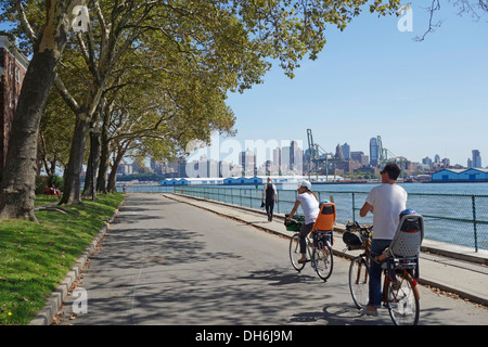 Fahrradfahren auf Governors Island Skyline pier Stockfoto