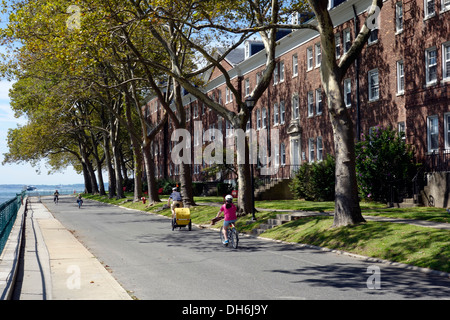 Fahrrad fahren auf Governors island Stockfoto