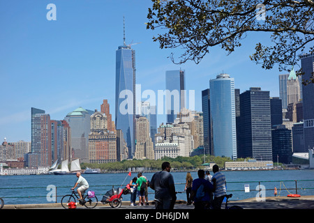 Fahrradfahren auf Governors Island Skyline pier Stockfoto