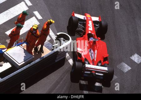 Michael Schumacher seinen Ferrari gewinnt den Grand Prix von Monaco, 27. Mai 2001 los zu fahren. Stockfoto