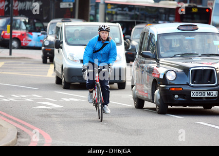 Ein Radsportler unter Verkehr in London, England Stockfoto