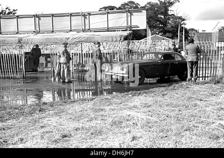 Aston Martin DB2, UMC 272 fahren in das Fahrerlager in Goodwood, England 1950. Stockfoto