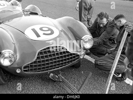 Mechaniker arbeiten auf einem Aston Martin DB3S Dundrod TT, Nordirland 1953. Stockfoto