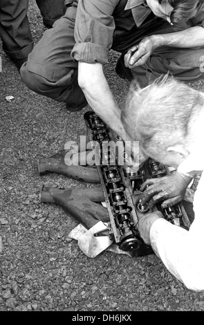 Mechaniker arbeiten auf einem Aston Martin DB3S Dundrod TT, Nordirland 1953. Stockfoto