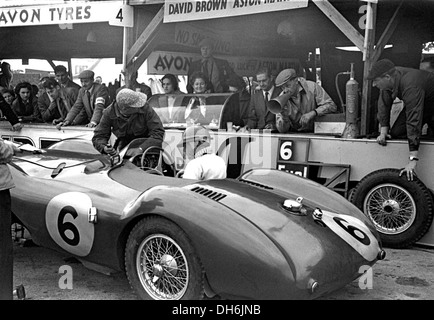 Pat Griffiths und Peter Collins Aston Martin DB3S, arbeitet man von David Brown Team Autos in den Gruben in Goodwood, England 1953. Stockfoto