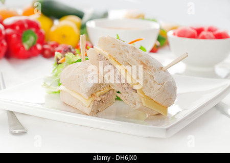 Thunfisch und Käse-Sandwich mit frischen gemischten Salat, Wassermelone und Gazpacho Suppe auf Seite, mit frischem Gemüse auf Hintergrund Stockfoto