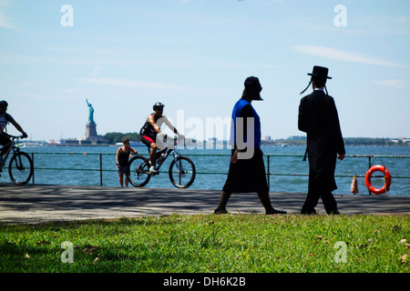 Fahrradfahren auf Governors Island Skyline pier Stockfoto