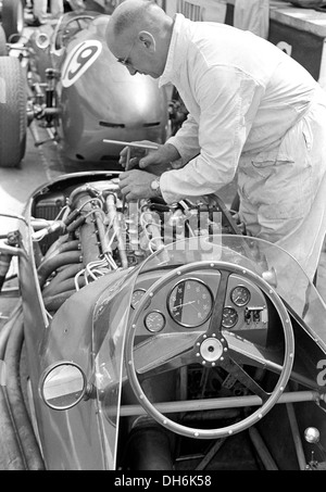 Ein Mechaniker arbeitet an einem Aston Martin DBR4 Motor an Silverstone, England 1960. Stockfoto