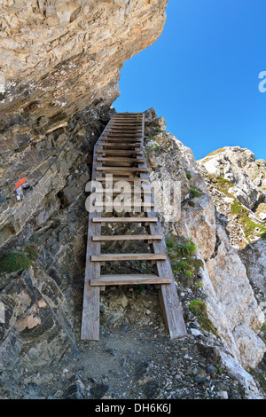 alpiner Steig mit Holzleiter zwischen den Felsen Stockfoto