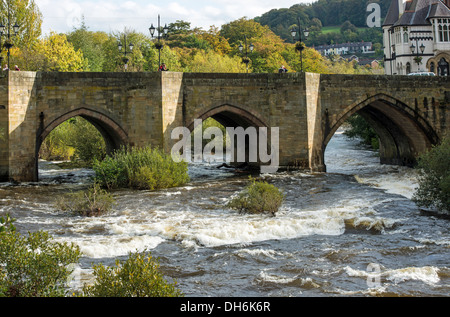 Gewölbte Dee Steinbrücke über den Fluss Dee in Llangollen Nord-Wales Stockfoto