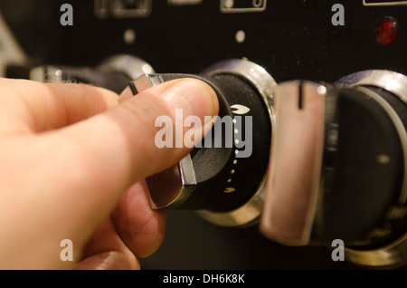 Einstellung am Drehknopf auf der Vorderseite des Gas-Backofen Stockfoto