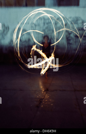 Firedancer in Paris bei Nacht Stockfoto